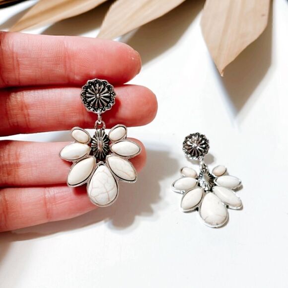 White flower dangle earrings S296 - Picture 4 of 4